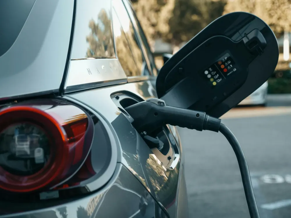 voiture branché à une borne rechargeablwebp